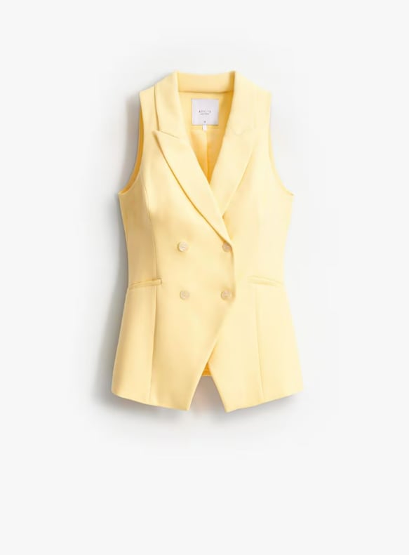 Dwurzędowa kamizelka w odcieniu masełkowego żółtego.
luźny krój
dekolt w kształcie V
zapięcie na guziki
tworzy zestaw ze spodniami w tym samym stylu