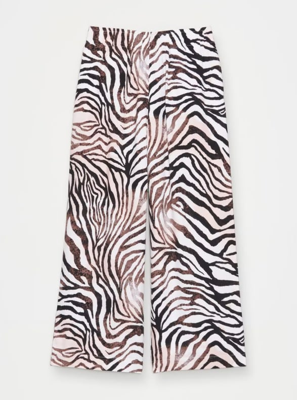 Wiskozowe spodnie culotte z wysokim stanem i szeroką nogawką.
krój culotte
wysoki stan
szeroka nogawka
dwie kieszenie boczne
zwierzęcy wzór
100% wiskoza
tworzą zestaw z bluzką w tym samym kolorze