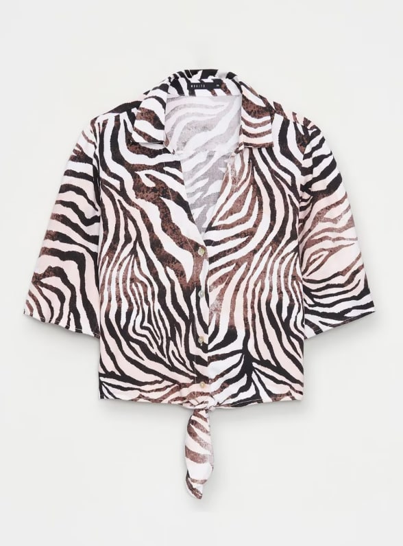 Wiskozowa bluzka z dekoltem V, zapięciem na guziki i wiązaniem z przodu.
dekolt w kształcie V
wiązanie z przodu
zapięcie na guziki
zwierzęcy wzór
100% wiskoza
tworzy zestaw ze spodniami w tym samym stylu