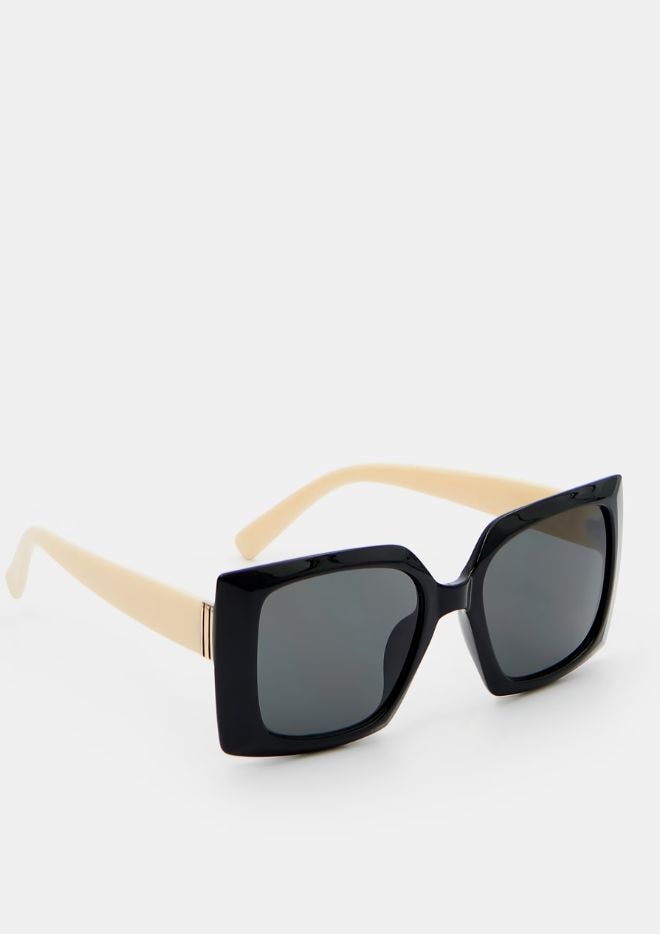 okulary przeciwsłoneczne w czarnej oprawce, ze złotymi zausznikami
