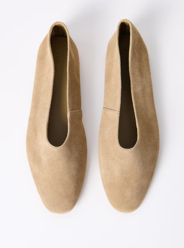 Skórzane baleriny w kolorze beżowym.
