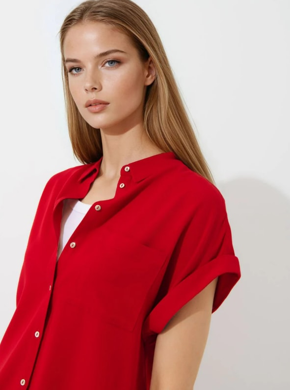 Wiskozowa koszula z krótkim rękawem i zapięciem na guziki. Posiada jedną kieszeń piersiową.
