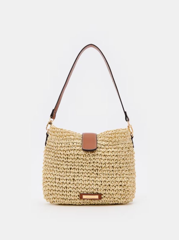 Torebka na ramię, z zapięciem na magnes i zamek.
