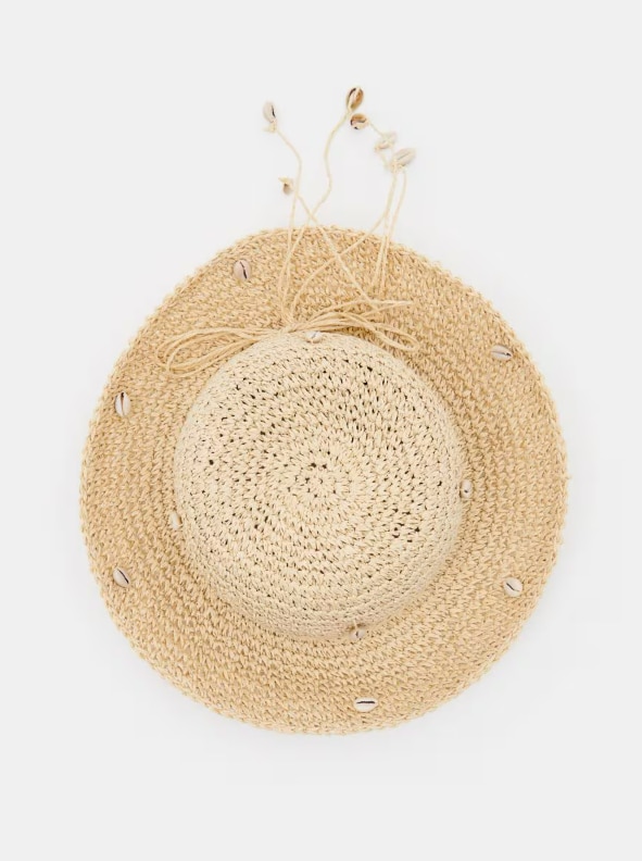 Słomkowy kapelusz w kolorze beżowym.
