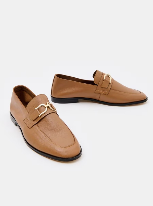 Skórzane mokasyny w kolorze jasnobrązowym z ozdobnymi elementami.
