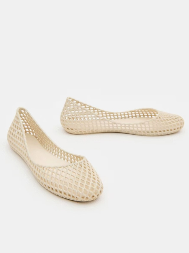 Przezroczyste baleriny gumowe w kolorze kremowym.
