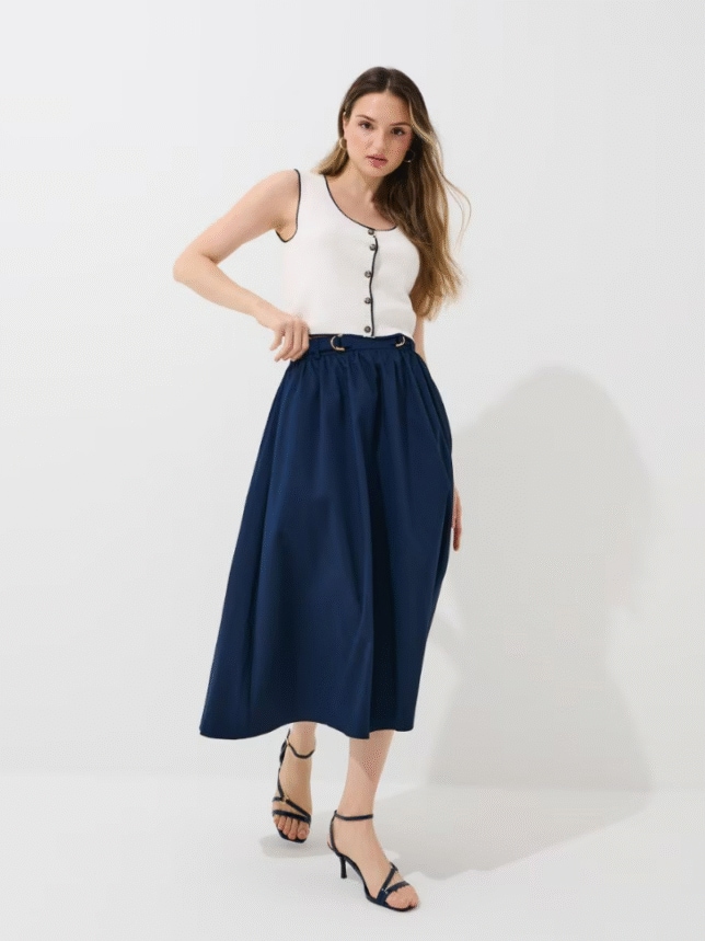Spódnica o kroju litery A i długości midi.
