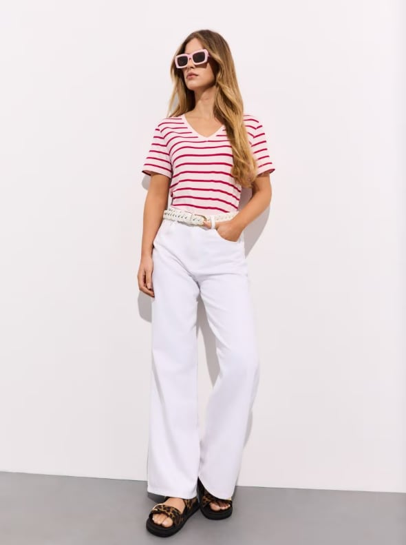 T-shirt z dekoltem V i krótkim rękawem. Uszyty w 95% z wiskozy.
