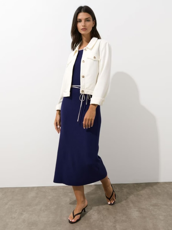 Dopasowana sukienka o długości midi z wiązaniem w talii.
