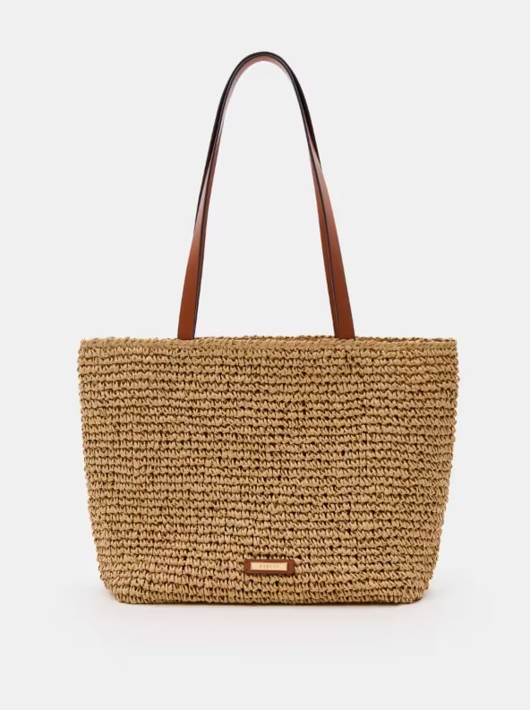 Letnia torebka typu koszyk, z podwójnym uchwytem.
