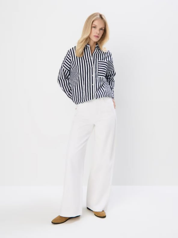 Bawełniana koszula o kroju oversize. Posiada klasyczny kołnierz i zapięcie na guziki.
