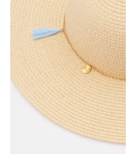 pălărie bej cu bor mare - accesoriul perfect pentru zilele de vară cu elemente albastre și un lanț auriu
