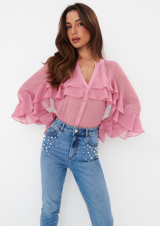 modelka w różowej bluzce z falbanami