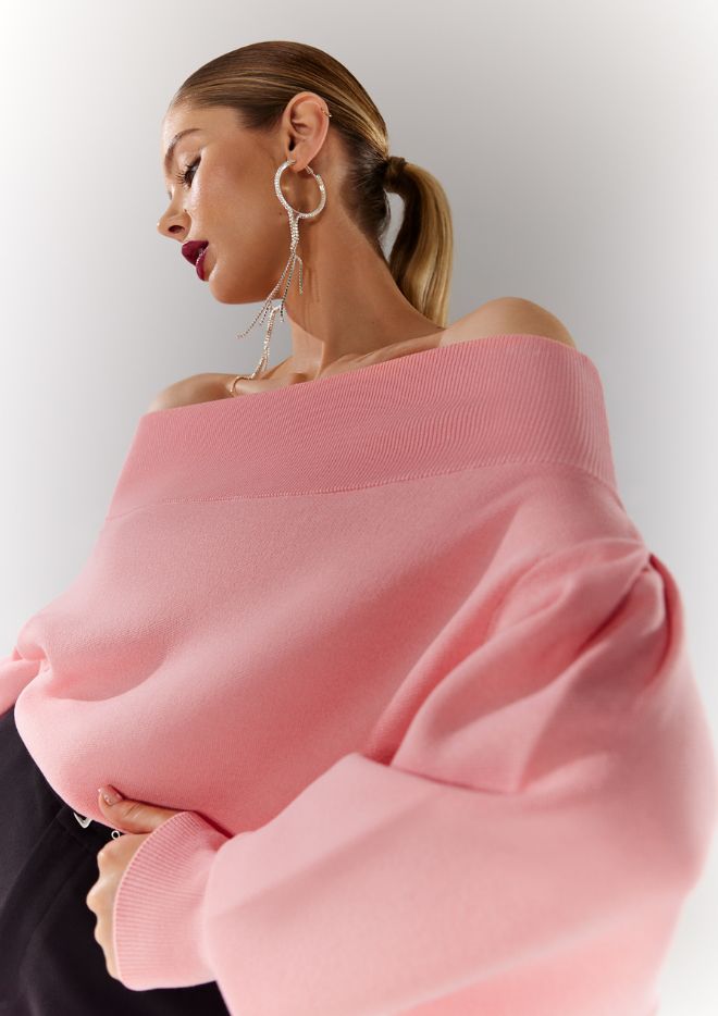 modelka w różowym swetrze z odkrytymi ramionami
