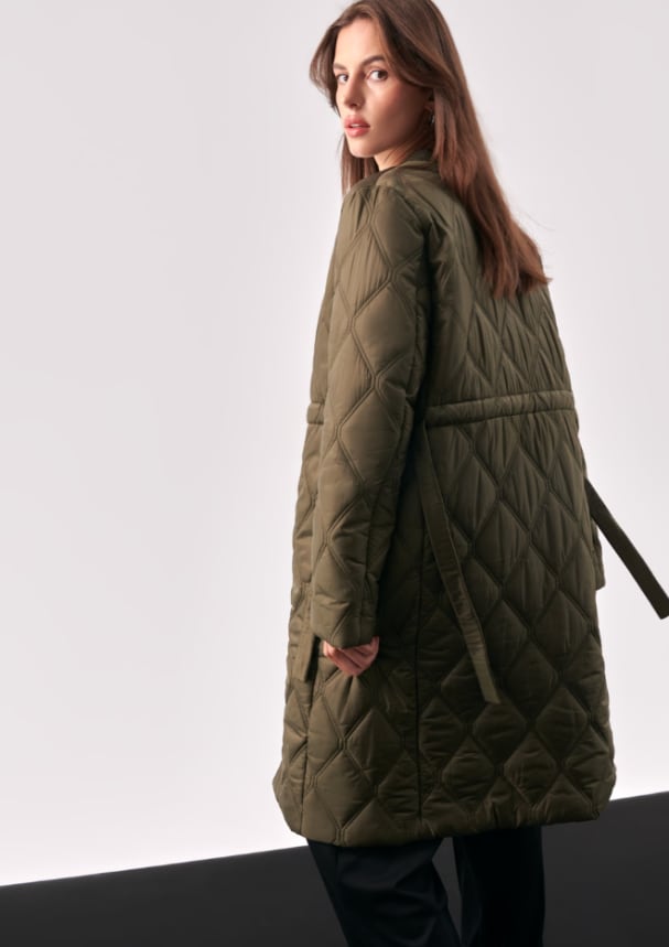 zielony pikowany plaszcz na jesienne dni