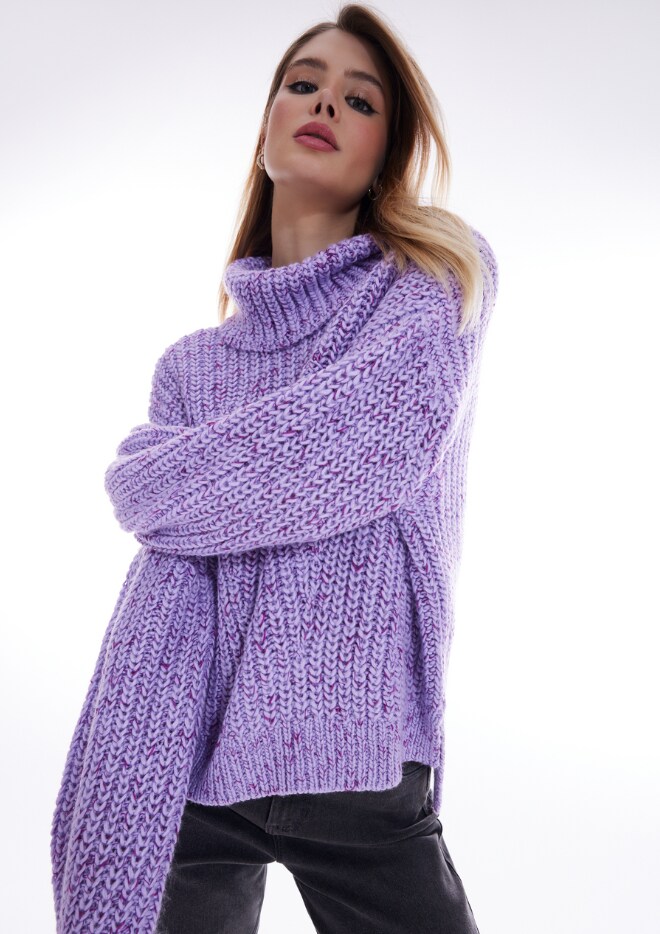 modelka w liliowym swetrze z golfem