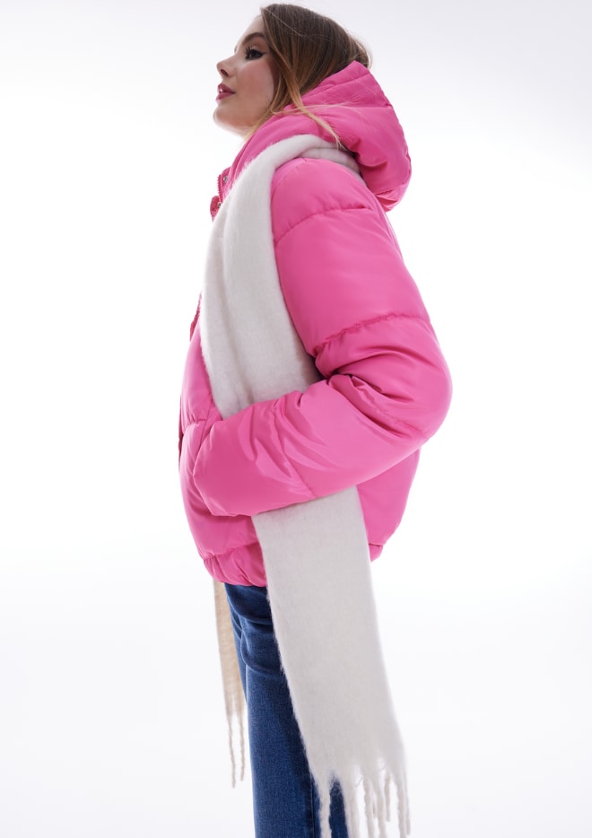 modelka w różowej kurtce typu puffer i jasnym szaliku