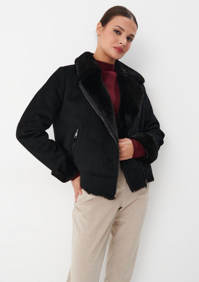 stil elegant pentru femei pentru toamnă - o jachetă din piele de oaie și un pulover visiniu cu guler ridicat și pantaloni bej
