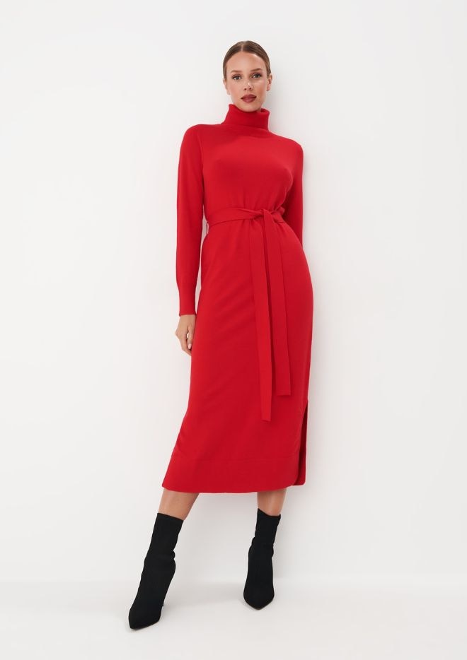 modelka w swetrowej sukience midi w czerwonym kolorze