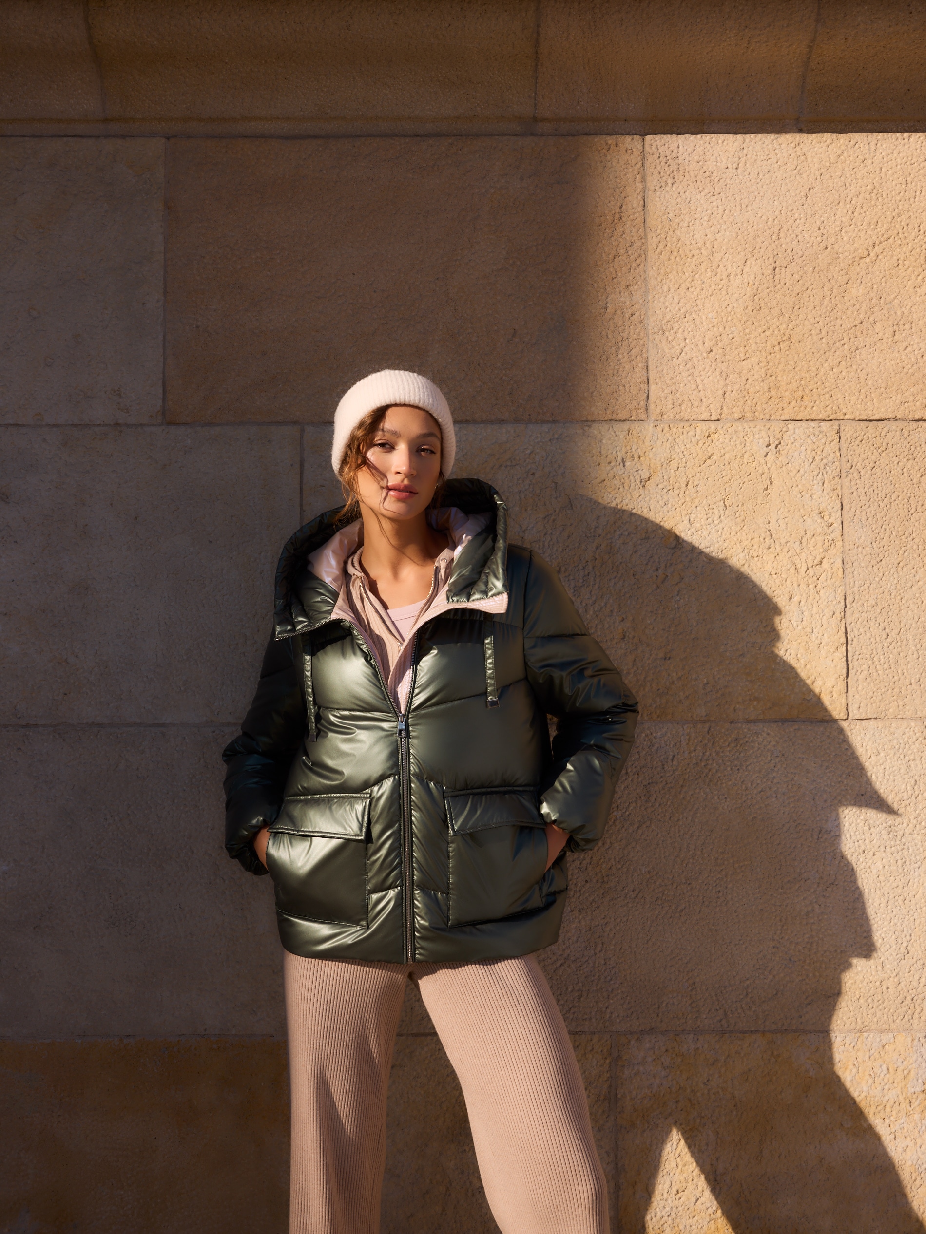 Modelka w kurtce pikowanej w kolorze ciemnej zieleni