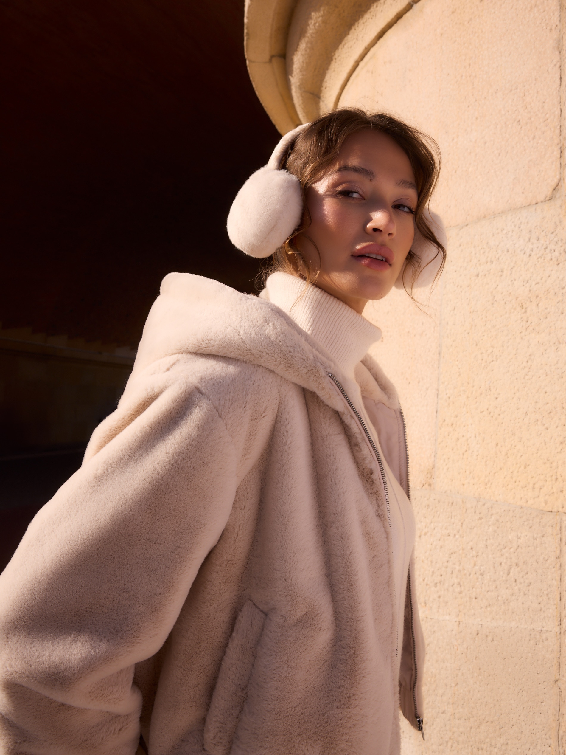 Kremowe nauszniki MOHITO