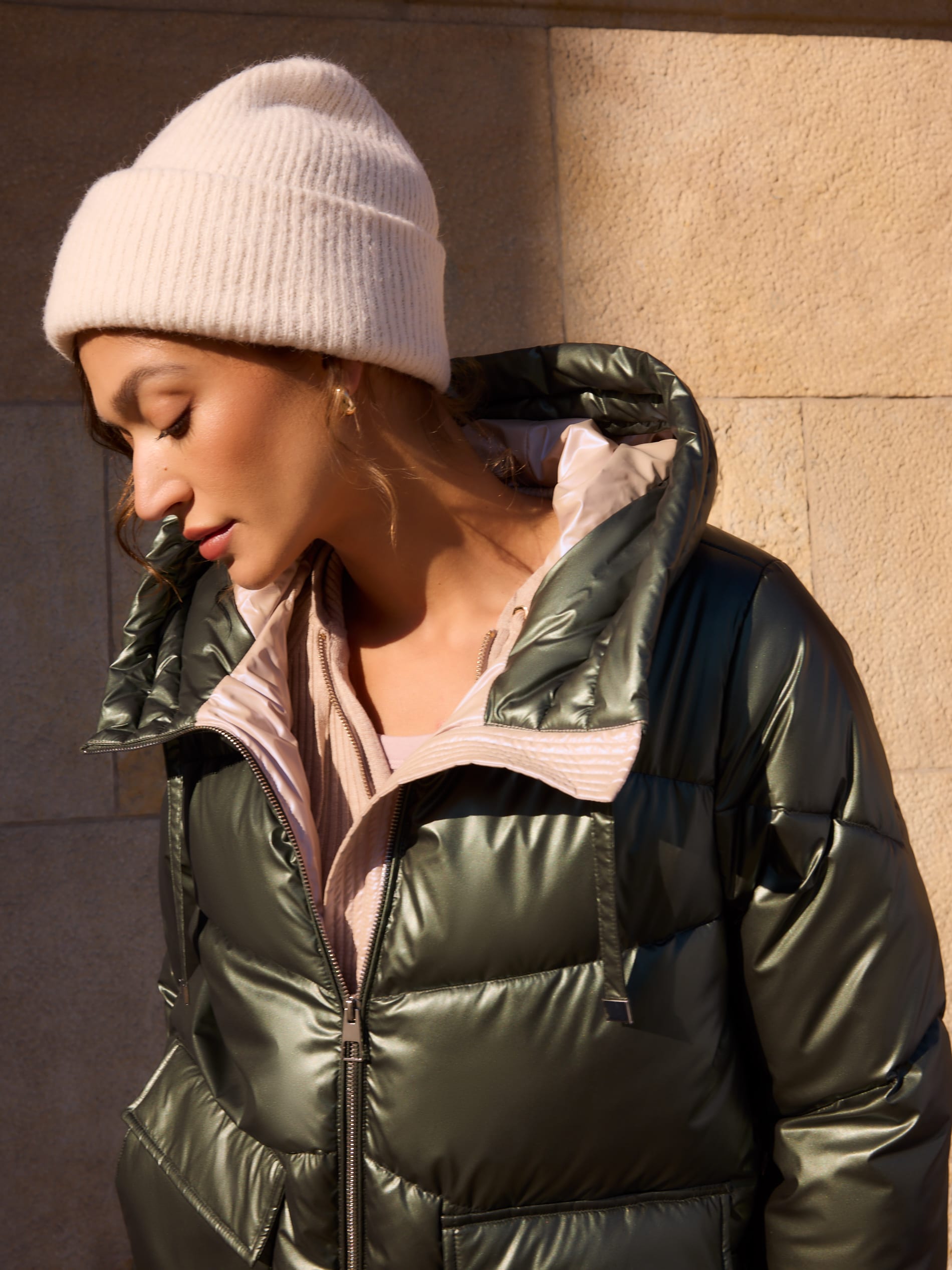 Kremowa czapka typu beani idealna do zimowej stylizacji