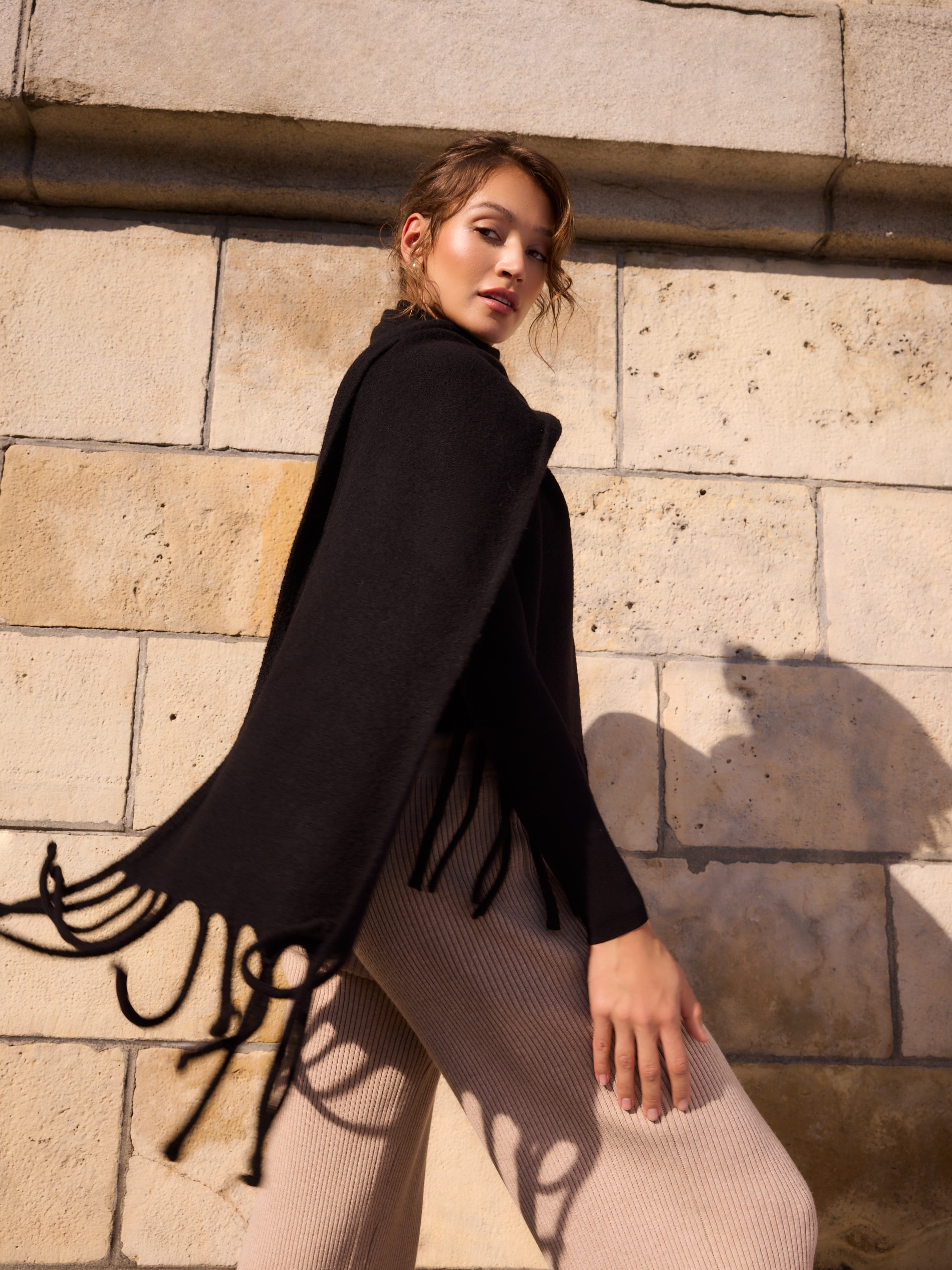 Stylizacje zima 2024 od MOHITO szalik czarny z frędzlami