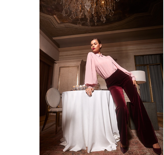 model ve velurových kalhotách a pudrové košili