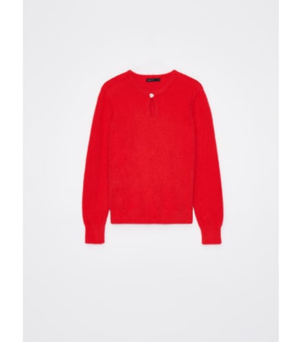 czerwony sweter z ozdobnym wycięciem
