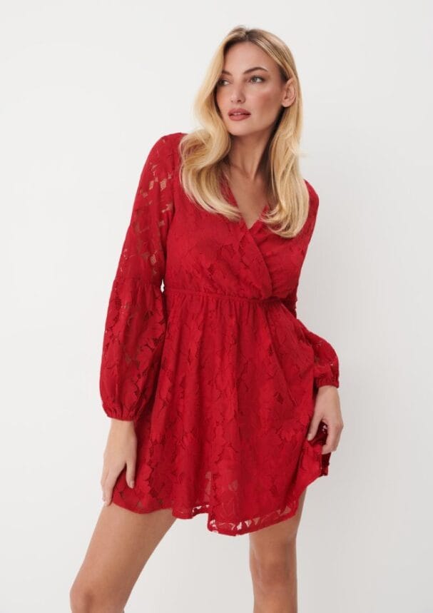 koronkowa sukienka mini w modnym czerwonym kolorze