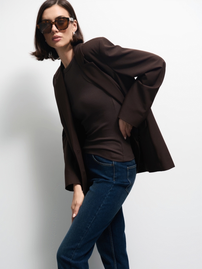 Combinație cu o jachetă maro de damă și un tricou maro de la MOHITO