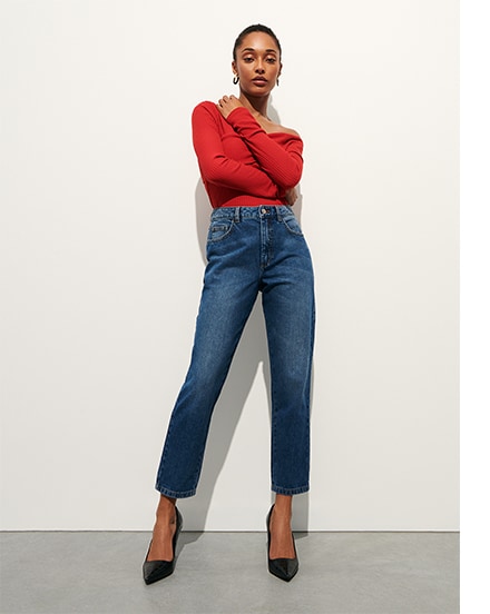 mom jeans stylizacje: mom fit + czerwona bluzka