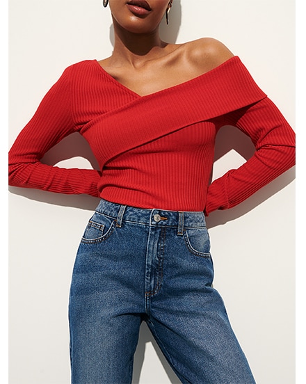 prążkowana czerwona bluzka + jeansy mom