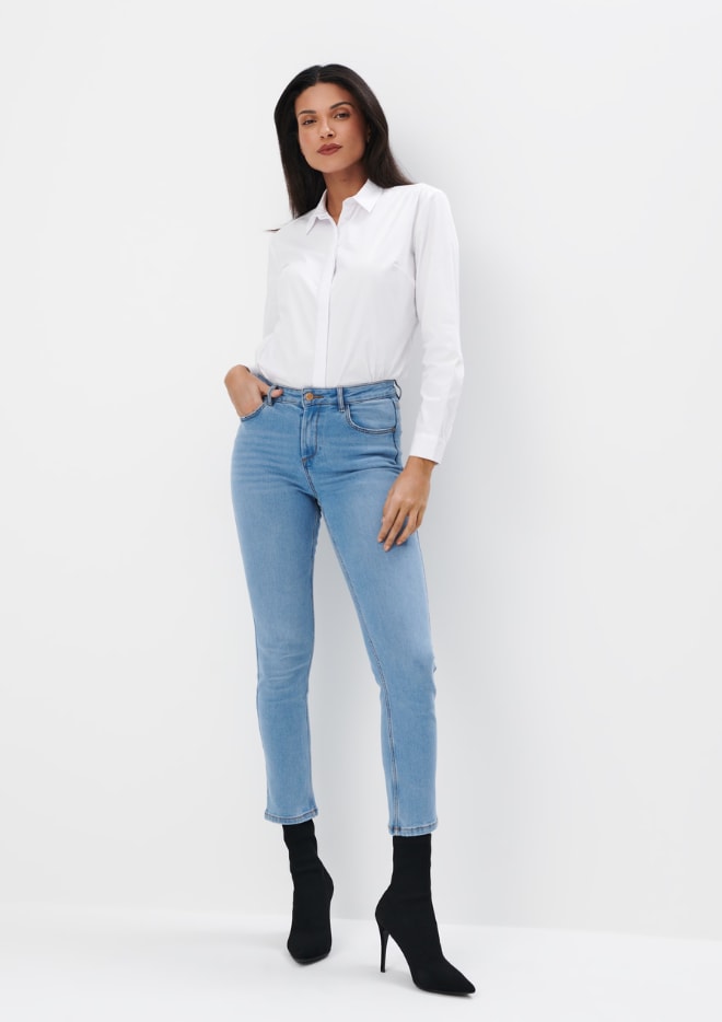 jeansy i biała koszula - perfekcyjny outfit w stylu basic