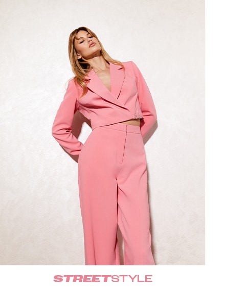 modelka w różowym garniturze