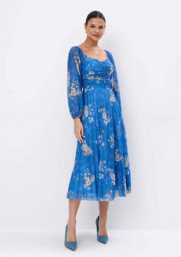 Niebieska sukienka midi w kwiaty - piękna propozycja na przyjęcie weselne