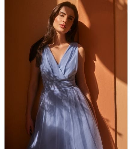 kopertowa sukienka midi w niebieskim kolorze - idealna sukienka na wesele