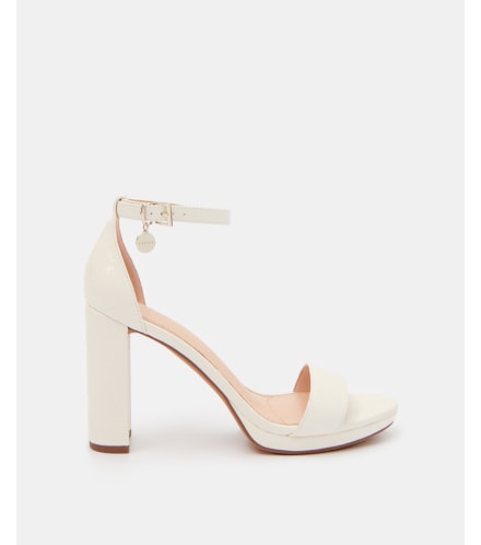 białe sandały na słupku