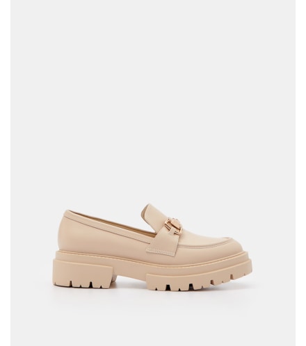 beżowe loafersy