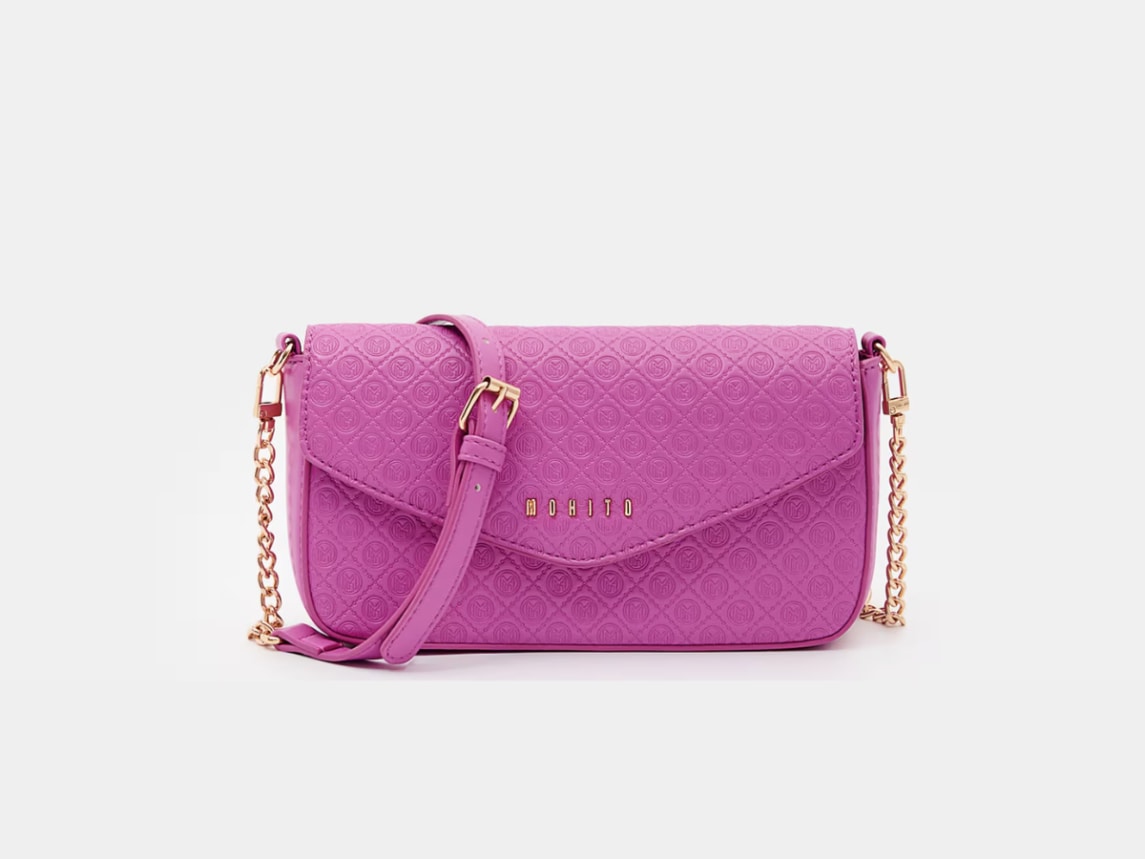 różowa torebka z detalami w złotym kolorze
