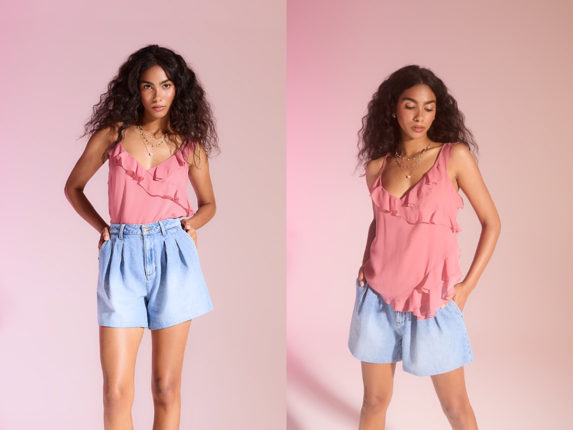 różowy top z dzinsowymi szortami