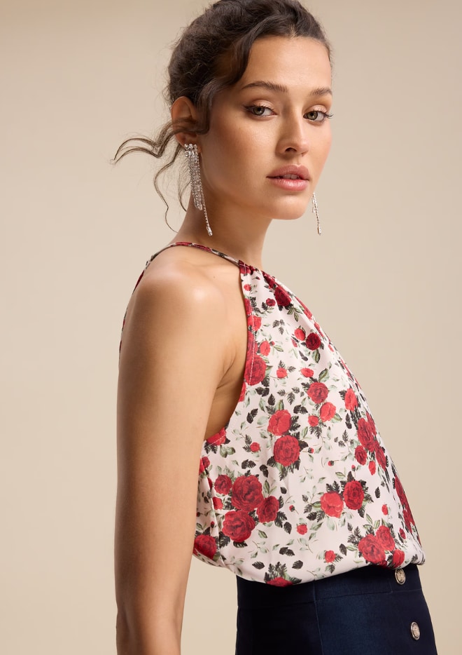 top z dekoltem halter i printem w różę