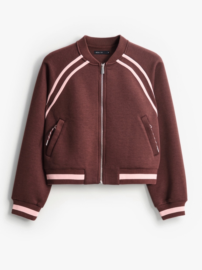 Dresowa bluza z zapięciem na zamek.
