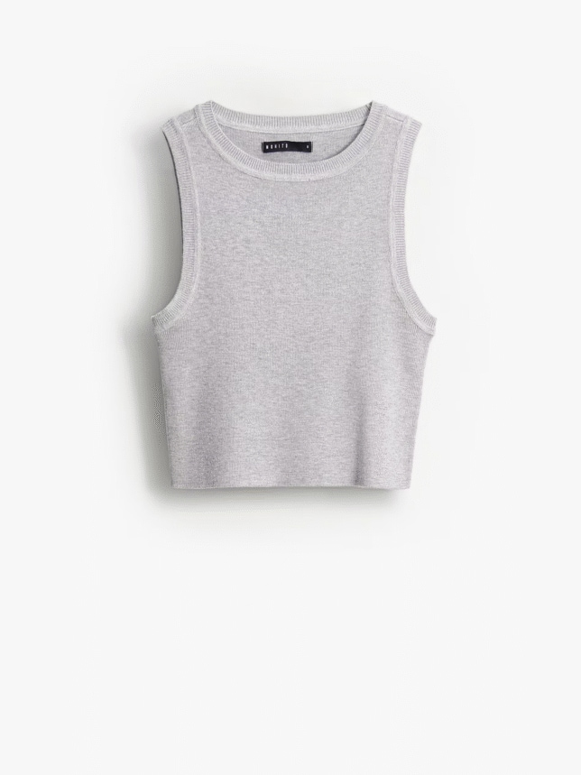 Dopasowany top o krótkim kroju, z dekoltem halter.
