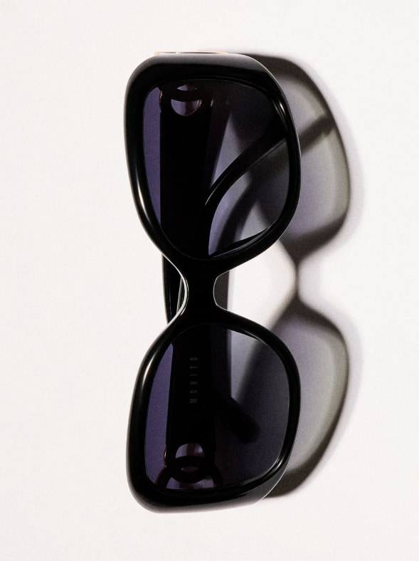 Czarne okulary z polaryzacją w stylu Y2K