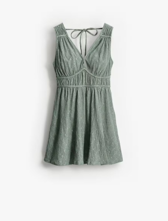 Letnia sukienka o długości mini z dekoltem V. Posiada wiązanie na plecach.
