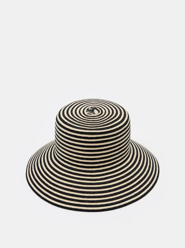 Słomkowy kapelusz typu bucket hat w białym kolorze.
