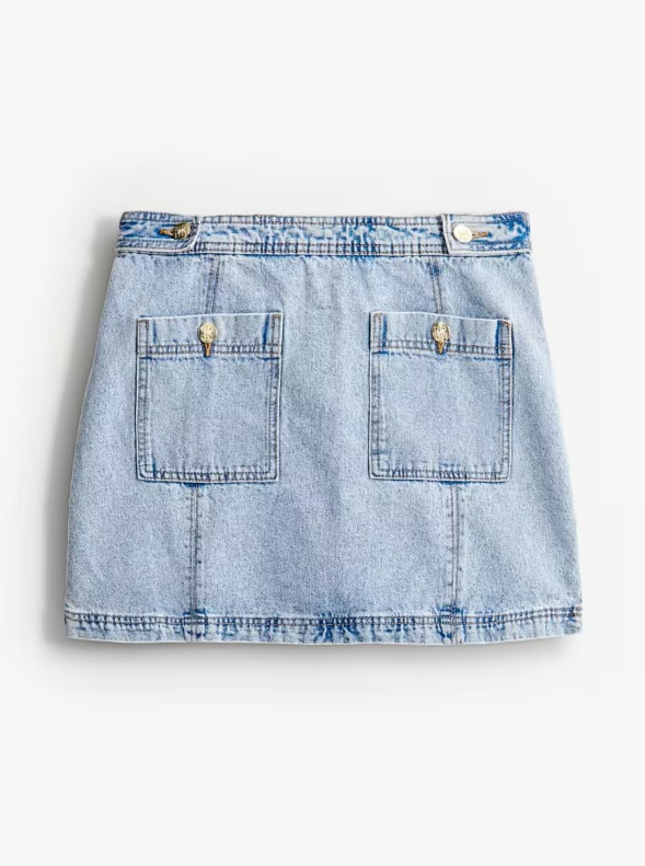 Spódnica jeansowa o długości mini z dwiema kieszeniami z przodu.

