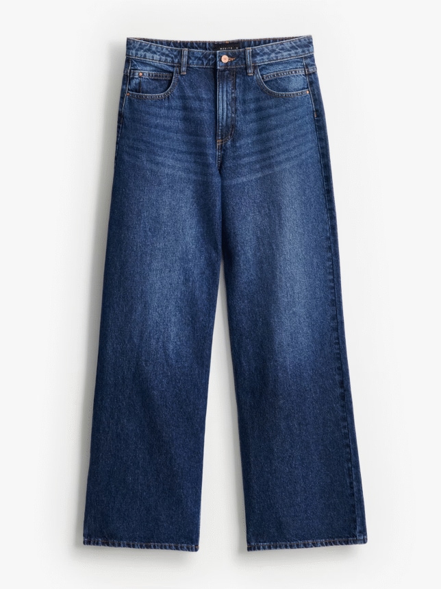 Jeansy o kroju wide leg z wysokim stanem.
