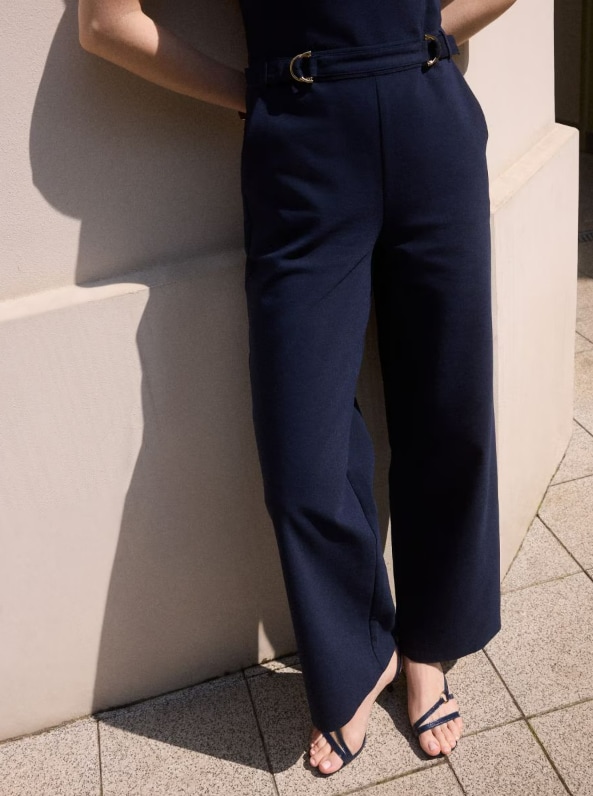 Sandały na szpilce, z zapięciem wokół kostki.